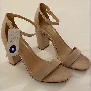 NWT A new day heels Size 9 chunky heel blush